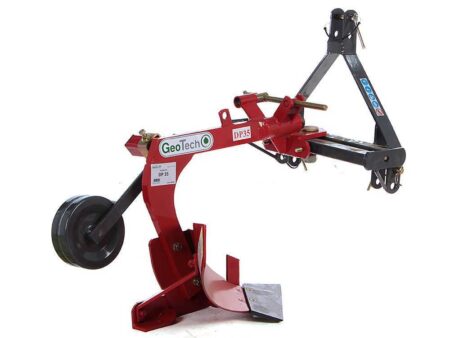 El GeoTech DP35 es un arado de una sola reja diseñado para tractores compactos con una potencia de entre 25 y 30 HP. Este implemento permite voltear la tierra de forma uniforme, facilitando la oxigenación del suelo y la preparación de la cama de siembra. Su principal ventaja es el ajuste manual de tornillo, que permite desplazar la posición del arado con gran precisión respecto al tractor, optimizando el ancho de trabajo y facilitando el labrado cerca de los límites de la parcela.Construido para durar, el DP35 cuenta con una estructura de acero reforzado y una reja de alta resistencia capaz de trabajar una anchura de 43 cm. Además, incorpora de serie una rueda de profundidad de hierro, esencial para mantener un nivel de penetración constante sin sobrecargar el sistema hidráulico del tractor. Con un peso de 113 kg, ofrece el equilibrio perfecto entre estabilidad y maniobrabilidad para explotaciones agrícolas medianas.Características PrincipalesAjuste Manual de Tornillo: Permite desplazar el cuerpo del arado lateralmente para un ajuste milimétrico, ideal para adaptarse a diferentes anchos de vía del tractor.Potencia Optimizada: Diseñado para tractores de 25 a 30 HP, aprovechando al máximo el par motor sin comprometer la mecánica del vehículo.Rueda de Profundidad Incluida: Fabricada en hierro fundido, permite regular y mantener la profundidad de trabajo de forma sencilla y estable.Enganche Universal de 3 Puntos: Compatible con la gran mayoría de tractores agrícolas estándar, garantizando un acople rápido y seguro.Serie Ligera Reforzada: Estructura pensada para resistir el esfuerzo de tracción en terrenos previamente trabajados o de dureza media.Especificaciones TécnicasAtributoDetallePotencia Tractor25 - 30 HPAnchura de Trabajo43 cmTipología1 Reja (Monosurco)Ajuste de DesplazamientoManual de tornilloPeso Neto113 kgDimensiones120 x 90 x 95 cm