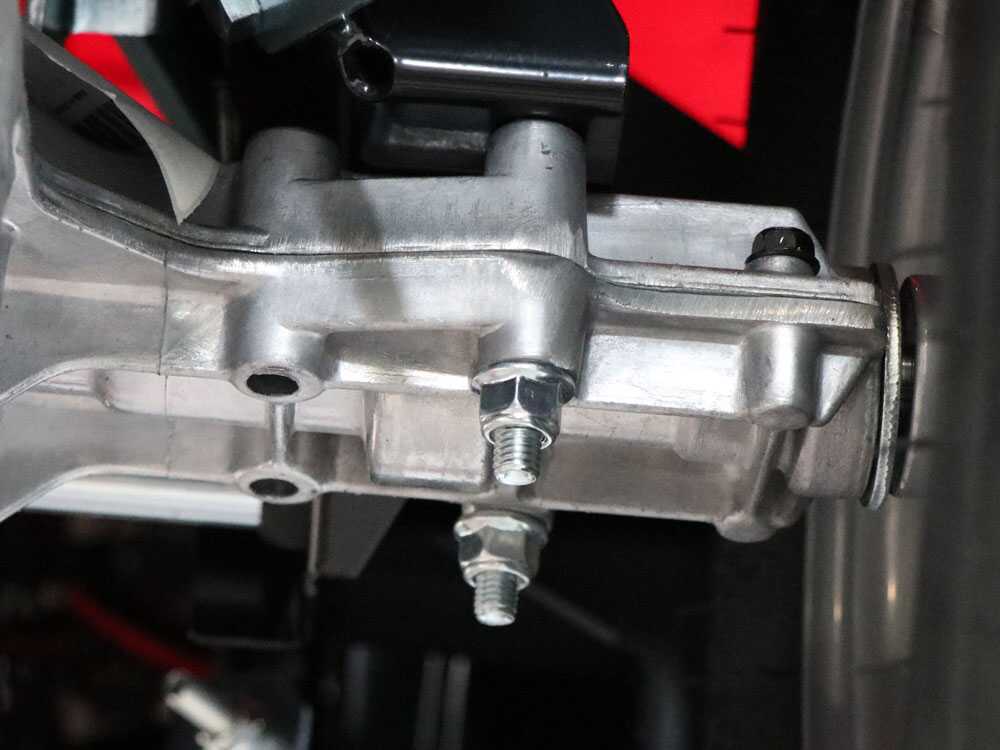 blue-bird-lt-c-86m-tractor-cortacsped-con-cambio-mecnico-recogedor-245-l-cambio-manual-5-1--48323_7_1712747646_IMG_6616747e5f4c4