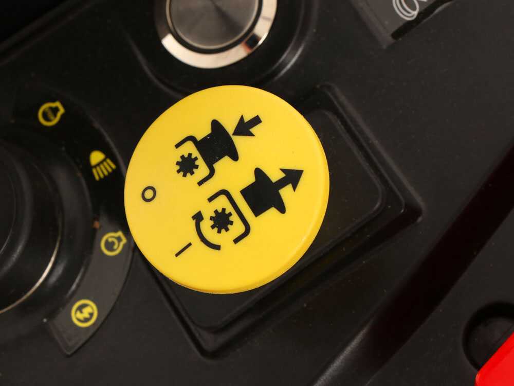 blue-bird-lt-c-86m-tractor-cortacsped-con-cambio-mecnico-recogedor-245-l-mandos-y-regulaciones--48323_4_1712585825_IMG_6613fc61a7a7f