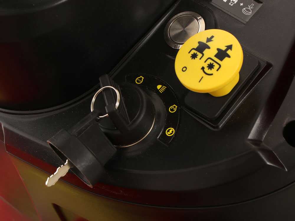 blue-bird-lt-c-86m-tractor-cortacsped-con-cambio-mecnico-recogedor-245-l-mandos-y-regulaciones--48323_4_1712585825_IMG_6613fc61aba2c