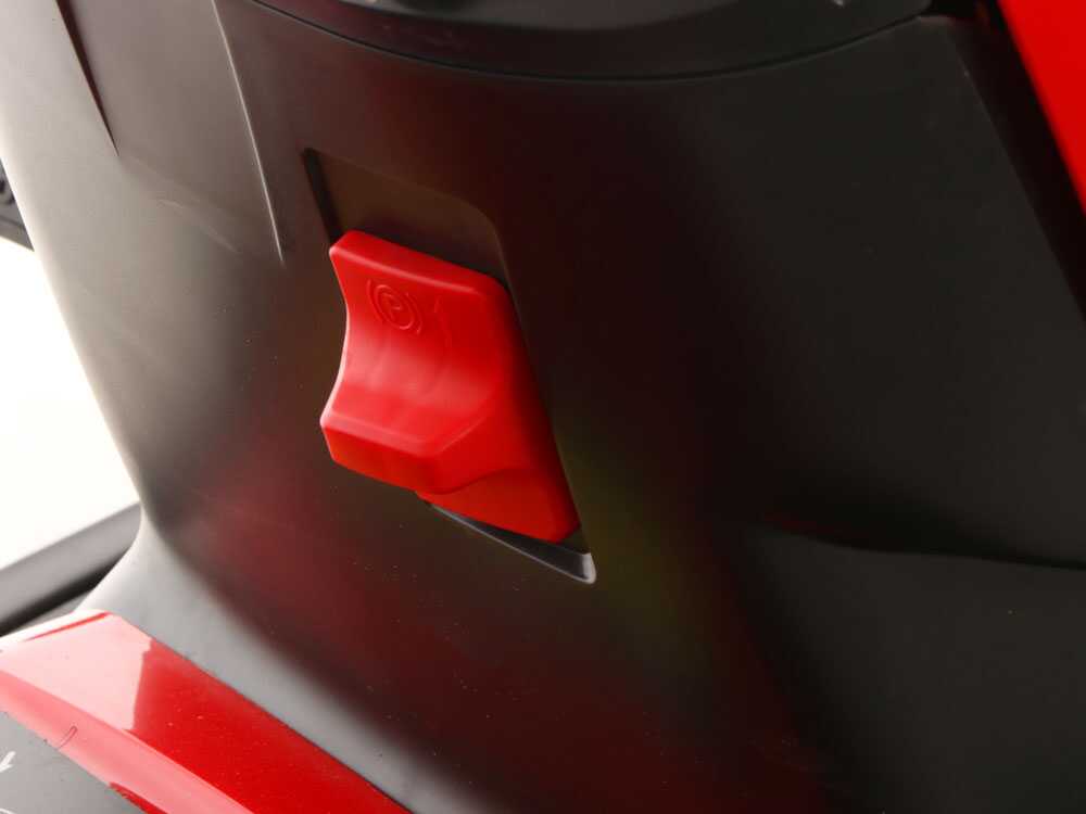 blue-bird-lt-c-86m-tractor-cortacsped-con-cambio-mecnico-recogedor-245-l-mandos-y-regulaciones--48323_4_1712585825_IMG_6613fc61b7d46